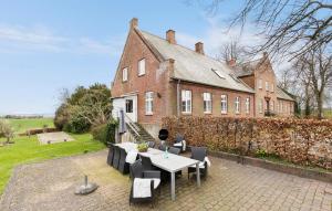 Pet Friendly Home In Rønde With Kitchen