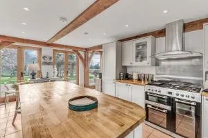 Hiron's Piece - Hot Tub Packages Available - Weston Subedge