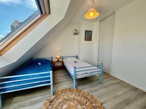 Maison 3 pièces avec jardinet, garage et parkings, quartier calme à Quiberon. - FR-1-478-61