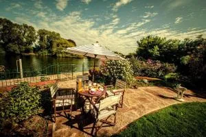 Cozy double bedroom in stunning Bungalow on River Thames - near Thorpe Park/Royal Holloway University/20mins from Heathrow - Thorpe