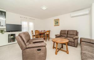 Amazing Home In Karin