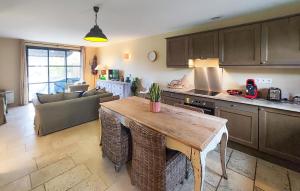 Maisons de vacances Gorgeous Home In Saint-laurent-de-la-ca With Outdoor Swimming Pool : photos des chambres