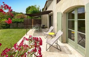 Maisons de vacances Gorgeous Home In Saint-laurent-de-la-ca With Outdoor Swimming Pool : photos des chambres