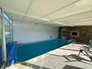 Maisons de vacances Gite Rosalie, piscine couverte chauffee - Au bord de l-eau Conciergerie : photos des chambres