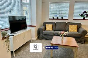 Spacious Detached Highfield House By Your Stay Solutions Short Lets & Serviced Accommodation Southampton Free Parking