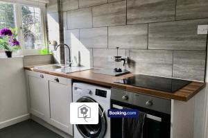 Spacious Detached Highfield House By Your Stay Solutions Short Lets & Serviced Accommodation Southampton Free Parking