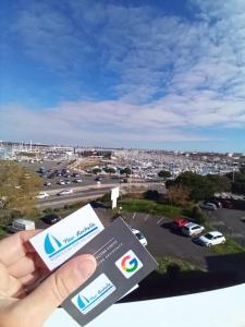 Résidence avec Piscine face au port 200m plage