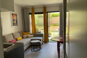 Charming refurbished cocoon with swimming pool