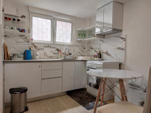 Cozy Central Split Apartment - 5 Min Walk to Old Town & Bacvice Beach
