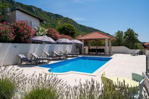Pool House Edita - Happy Rentals