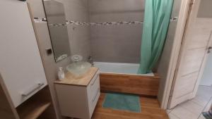 Odkryta Warszawa! - prywatne mieszkanie, samodzielne zameldowanie, private studio balcony, free wifi, smart tv 55", parking, self check in - Warsaw North