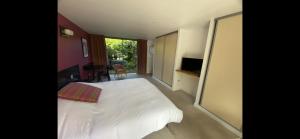 B&B / Chambres d'hotes Chambres d-hotes - Villa des Remparts - Ardres proche Calais-St Omer-Dunkerque : photos des chambres