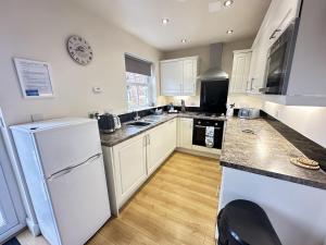 Maris Cottage - Part of the The Bay Filey Holiday Village with pool, gym and direct beach access, pub, restaurant, tennis and meadows walks