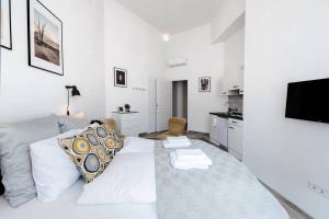 NEW A C Studio with view of the Synagogue