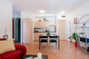 Bright and homey AC apartment near the center