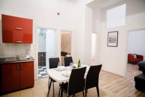 Very central spacious AC apartment