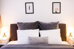 Very central spacious AC apartment