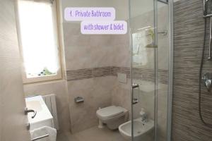 Panorama lake view, pool & garden, 2 bathrooms, kingsize & single-beds, fast Internet