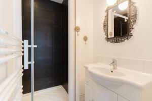 One-Bedroom Apartment - 2nd Floor room in Studio et appartements Sainte Catherine