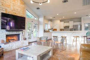 Shaded Getaway with BBQ and Fire Pit in Austin!