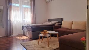 Johnny Apartment, public parking nearby