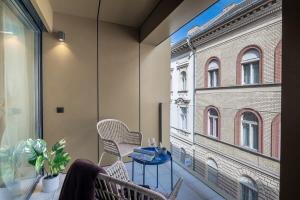 Modern apt in Authentic Central Area