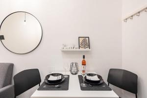 Mini - NEW - Elegant Downtown Retreat