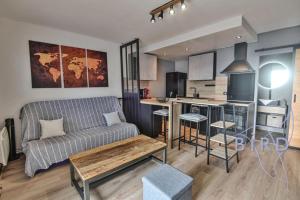 Large studio with swimming pool and open view