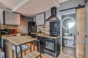 Large studio with swimming pool and open view