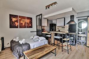 Large studio with swimming pool and open view