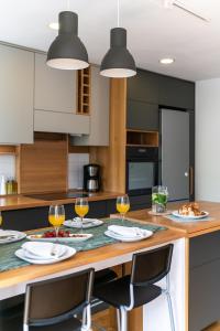 The Base - Bright 2BR, Near Old Town, Walk to Beach