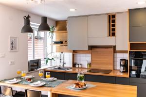 The Base - Bright 2BR, Near Old Town, Walk to Beach