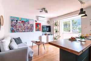 The Base - Bright 2BR, Near Old Town, Walk to Beach