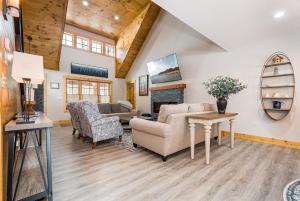 Rockwell: New w Dock Slip, Hot Tub, Lake Access, Dog Friendly