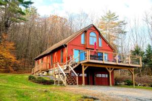 WhiSki Cabin *12-acres with mountain views!*