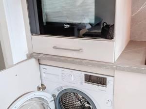 T2 Climatisé à La Favière avec Parking, Loggia et Proche Plages - FR-1-610-99