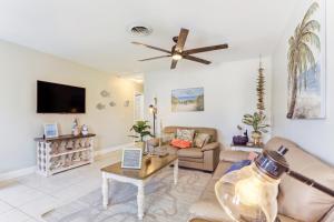 Jensen Beach Home Walk to Beach Access!