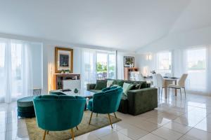 RARE! 120m ROOFTOP 5-minute walk to downtown