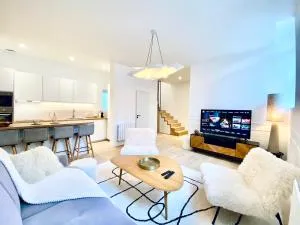 Velvet - BEST KEYS - Maison Duplex Élégante - Plein Centre Ville - Déco Minimaliste & Cosy - Literie Haut de Gamme - 2 chambres séparées - Lit Queen Size & 1 canapé convertible - Smart TV - WiFi Fibre - Check-in Autonome - Villeroy