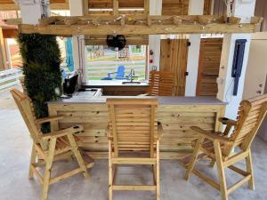 Kid Friendly Backyard , Hot Tub and Tiki Bar