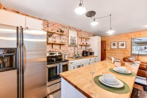 Forest Views and Fire Pit Cozy Pine Cabin