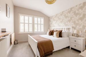 Luxury King-Bed EnSuite with Tranquil Garden Views