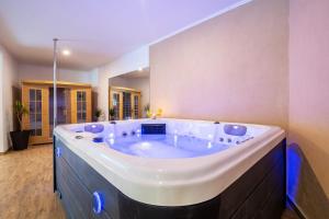 Beautiful Villa Libero with a pool jacuzzi sauna 