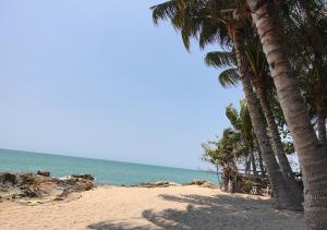 Spacious Seaview 3BR Apartment:Direct Beach Access