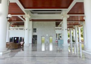 Spacious Seaview 3BR Apartment:Direct Beach Access