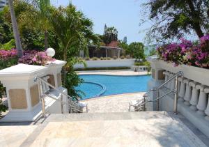 Spacious Seaview 3BR Apartment:Direct Beach Access