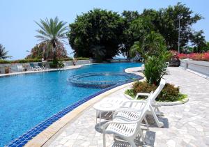 Spacious Seaview 3BR Apartment:Direct Beach Access