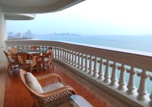 Spacious Seaview 3BR Apartment:Direct Beach Access