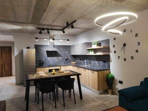 B8 Seaside Luxury Rooms with private bathroom - dining area shared