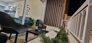 B8 Seaside Luxury Rooms with private bathroom - dining area shared